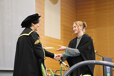 UCD Vet student Anna Hazlett receives a President's Award from Professor Oral Feely, UCD President